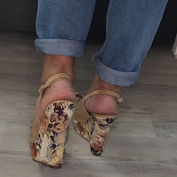 Tan Flower Wedge Open Toe Sandals Size 7.5 - Picture 3 of 11